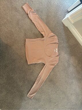 Aritzia Blush Crop Scoop Neck Long Sleeve Top